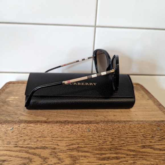 Burberry  4235 Sunnies. EUC. - Picture 12 of 13